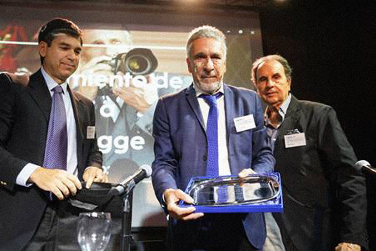 El presidente de ADEPA, Daniel Dessein, entregó un reconocimiento al fotógrafo Víctor Bugge, por su compromiso profesional en los 40 años de democracia en el país