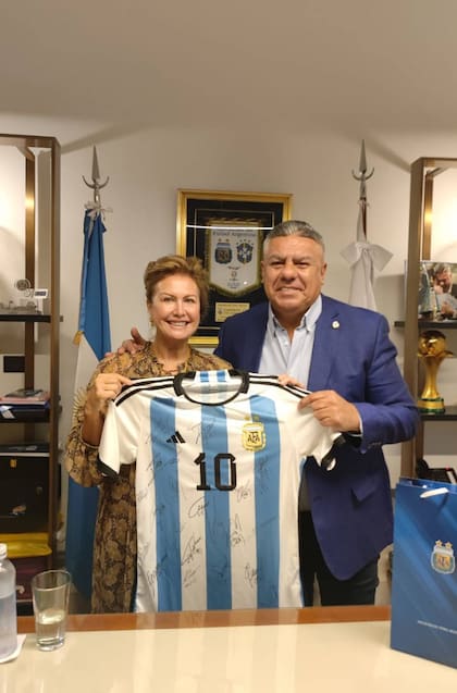 El presidente de AFA, Claudio Chiqui Tapia, entrega la camiseta de Leo Messi firmada por los jugadores de la selección a Lili Monsegou, Secretaria de la Fundación Fernández, para ponerla en subasta