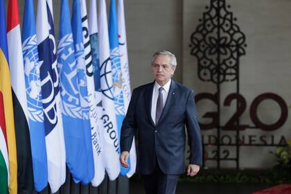 El presidente de Argentina, Alberto Fernández, llega a la Cumbre del G20 en Nusa Dua, Bali, Indonesia, el martes 15 de noviembre de 2022. (Mast Irham/Pool Foto vía AP)
