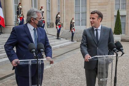 El presidente de Argentina, Alberto Fernández, a la izquierda, y el presidente francés Emmanuel Macron hablan con los medios de comunicación en el Palacio del Elíseo en París, el miércoles 12 de mayo de 2021. (AP Foto/Michel Euler)