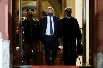 El presidente de Argentina, Alberto Fernández, al centro, sale de la casa de gobierno el miércoles 15 de septiembre de 2021, en Buenos Aires, Argentina. (AP Foto/Marcos Brindicci)