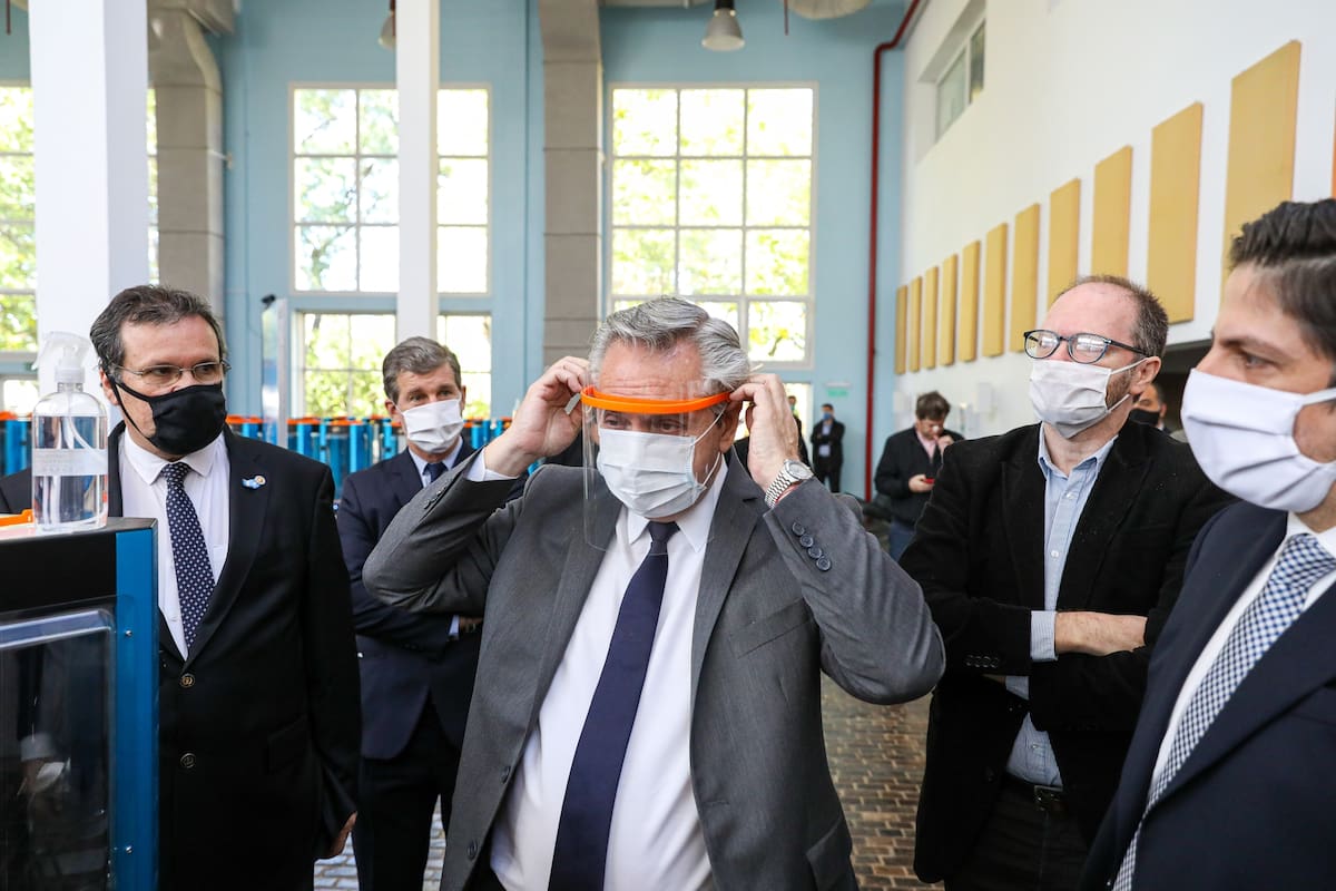 El presidente de Argentina, Alberto Fernández, con mascarilla y pantalla