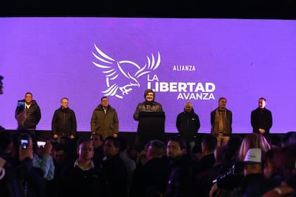 El presidente de Argentina, Javier Milei (centro), en un acto de campaña para las elecciones provinciales en Moreno, Buenos Aires