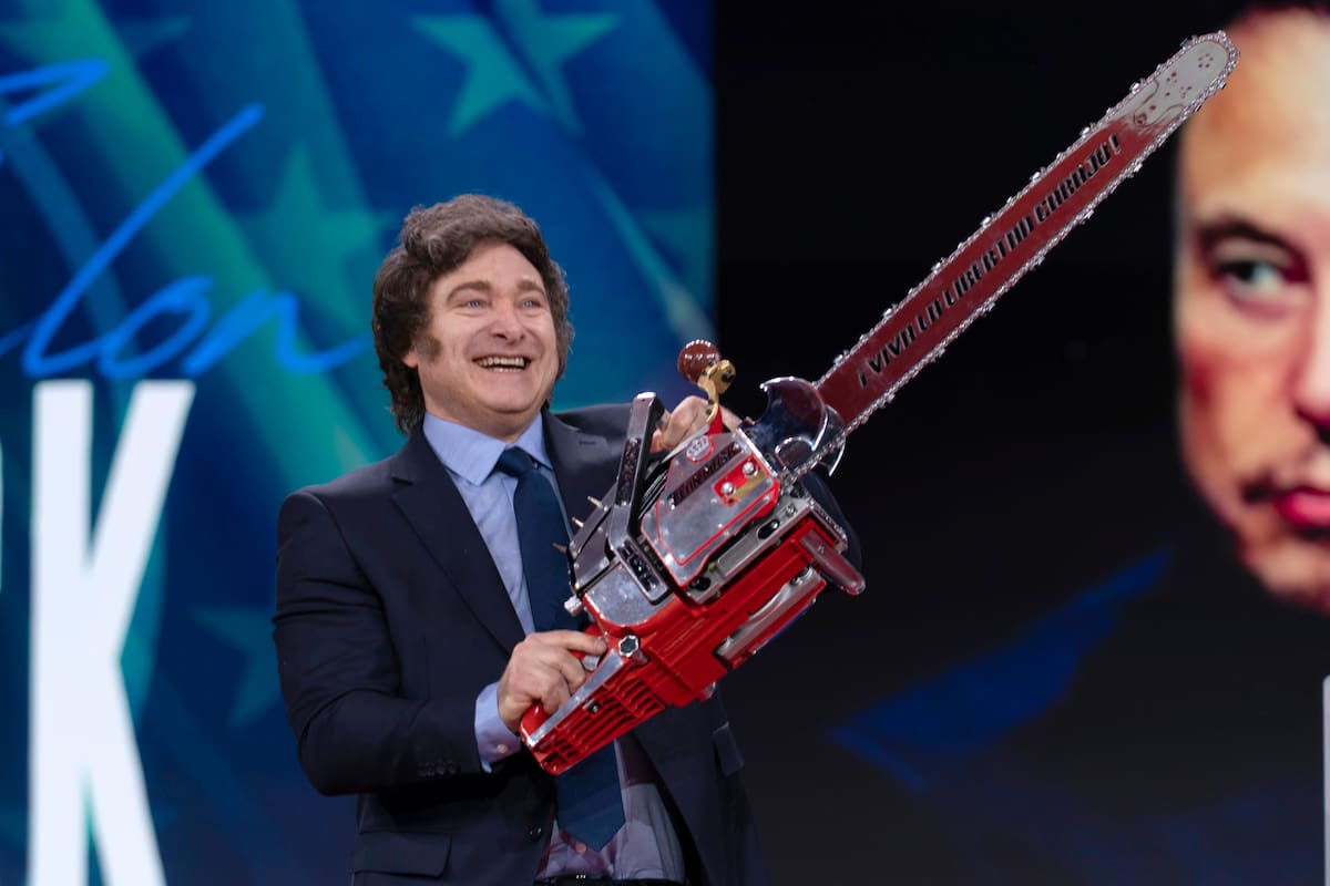 El presidente de Argentina, Javier Milei, con la motosierra en mano