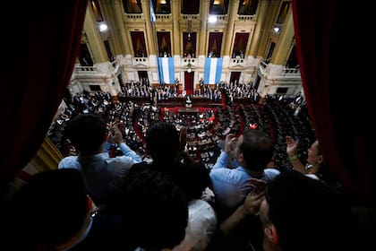 El presidente de Argentina, Javier Milei, habla en el podio durante la inauguración de la 143ª sesión ordinaria del Congreso en el Congreso Nacional en Buenos Aires el 1 de marzo de 2025. (Foto de Luis ROBAYO / AFP)