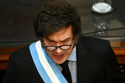 El presidente de Argentina, Javier Milei, hace un gesto mientras habla durante la inauguración de la 143ª sesión ordinaria del Congreso en el Congreso Nacional en Buenos Aires el 1 de marzo de 2025. (Foto de Luis ROBAYO / AFP)