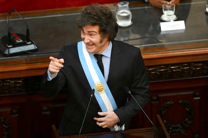 El presidente de Argentina, Javier Milei, hace un gesto mientras habla durante la inauguración de la 143ª sesión ordinaria del Congreso en el Congreso Nacional en Buenos Aires el 1 de marzo de 2025. (Foto de Luis ROBAYO / AFP)