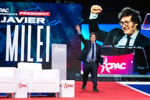 El presidente de Argentina, Javier Milei, saluda al público antes de hablar en la Conferencia de Acción Política Conservadora (CPAC, por sus siglas en inglés)