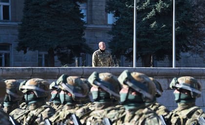 El presidente de Azerbaiyán, Ilham Aliyev, durante un desfile militar en la principal ciudad de Karabaj