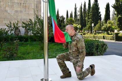 El presidente de Azerbaiyán Ilham Aliyev izando la bandera en Aghdara, conocida como Mardakert para los armenios, en Aghdara, Azerbaiyán. Foto entregada por la oficina de prensa de la presidencia de Azerbaiyán, el 15 de octubre de 2023. (Oficina de prensa de la presidencia de Azerbaiyán via AP)