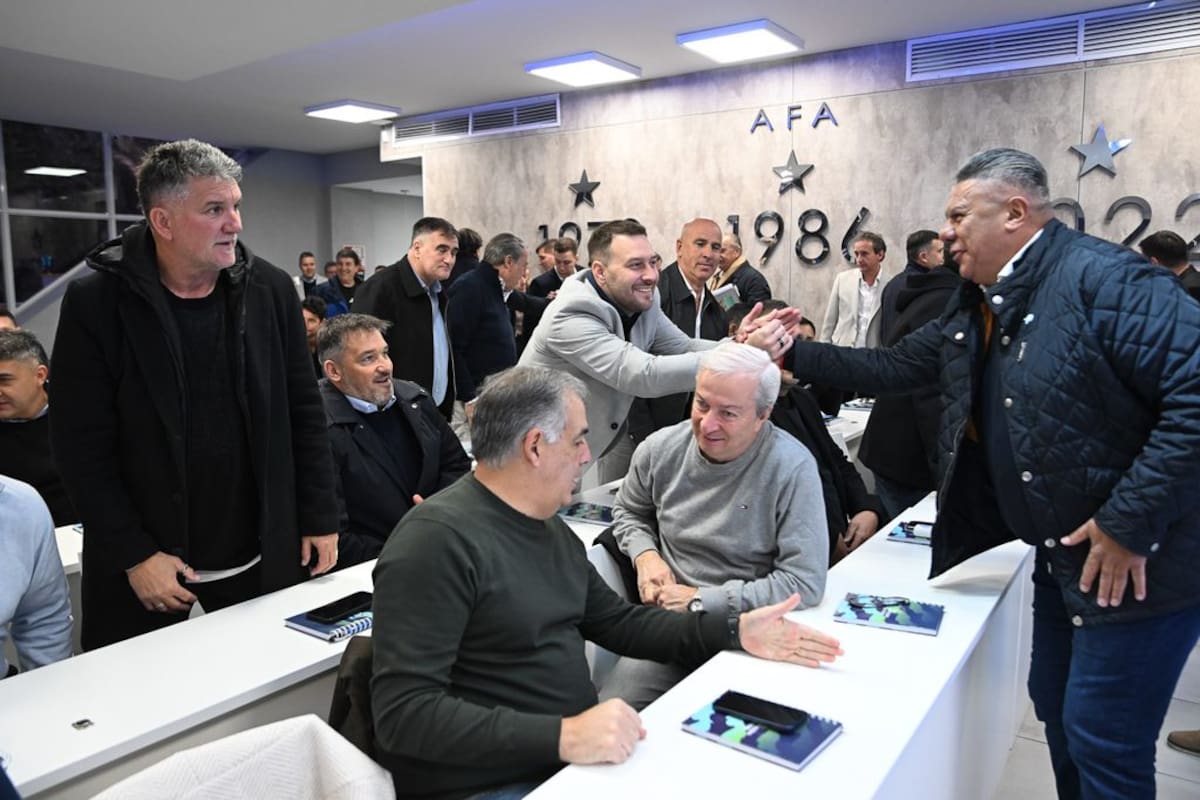 El presidente de Banfield, Matías Mariotto, estrecha sus manos con Chiqui Tapia; Luis Artime, titular de Belgrano, contempla la escena; en segundo plano y de saco blanco, Ignacio Villarroel, el representante de River, que volvió a las reuniones de comité ejecutivo