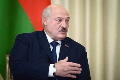 El presidente de Bielorrusia, Alexander Lukashenko, asiste a una reunión con el presidente ruso, Vladimir Putin, en la residencia estatal de Novo-Ogaryovo, en las afueras de Moscú, Rusia, el viernes 17 de febrero de 2023.