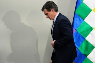 El presidente de Bolivia elimina el subsidio a los combustibles y decreta alzas del 100%