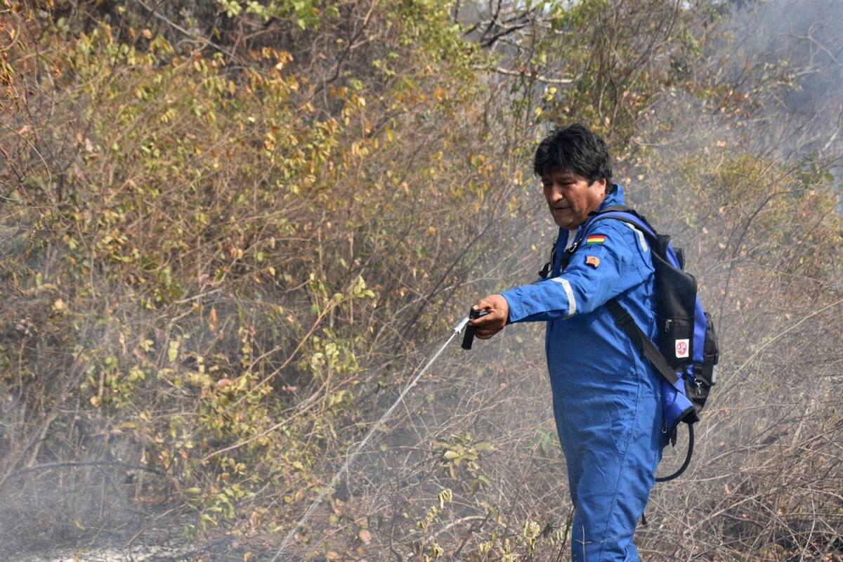 El presidente de Bolivia, Evo Morales, participó en el ataque de incendios en la zona de Santa Rosa, al este de Bolivia