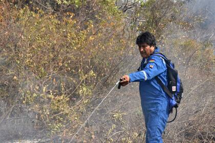 El presidente de Bolivia, Evo Morales, participó en el ataque de incendios en la zona de Santa Rosa, al este de Bolivia