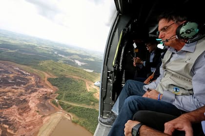 El presidente de Brasil sobrevoló las áreas afectadas por el derrame para tomar dimensión de las consecuencias