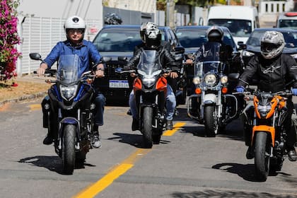 Bolsonaro, escoltado de cerca con una corte de agentes de seguridad