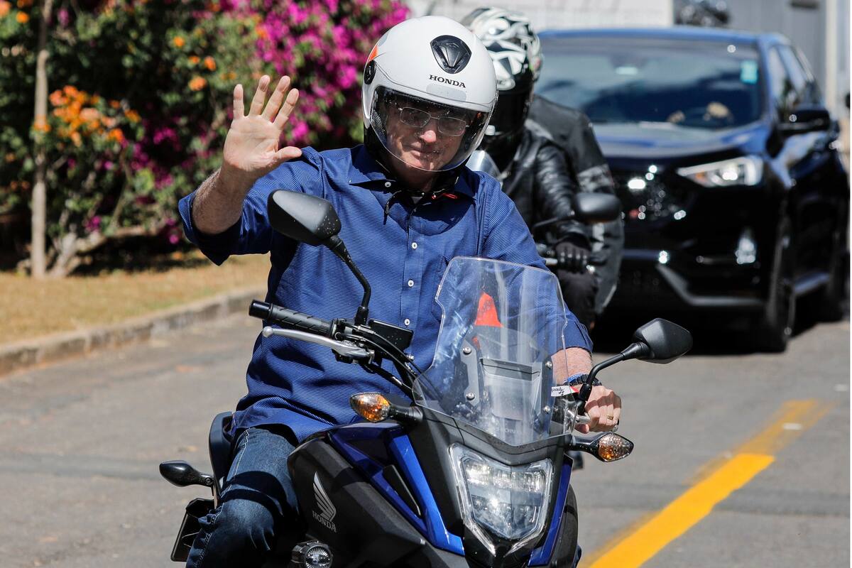 El presidente de Brasil, Jair Bolsonaro, conduce una motocicleta, en medio del brote de la enfermedad por coronavirus (COVID-19), en Brasilia, Brasil, el 25 de julio de 2020.