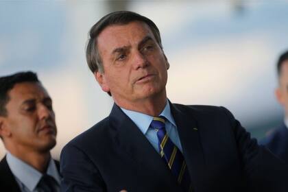 El presidente de Brasil, Jair Bolsonaro, critica las medidas de aislamiento que están aplicando muchos países porque dice que perjudica la economía.