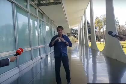 El presidente de Brasil, Jair Bolsonaro, durante su charla con los periodistas, en Brasilia