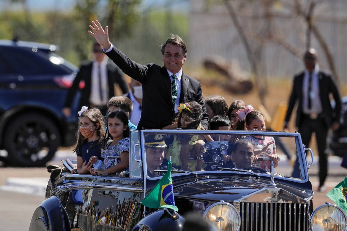 El presidente de Brasil, Jair Bolsonaro, hace gestos desde un automóvil durante las celebraciones del Día de la Independencia en Brasilia, el 7 de septiembre de 2020, en medio de la pandemia del nuevo coronavirus