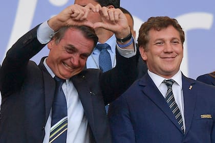 El presidente de Brasil, Jair Bolsonaro, junto al máximo dirigente de la Conmebol, Alejandro Domínguez; el Tribunal Superior de Brasil autorizó la realización de la Copa América en ese país.