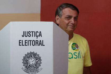 El presidente de Brasil, Jair Bolsonaro, vota en las elecciones del domingo 30 de octubre de 2022.