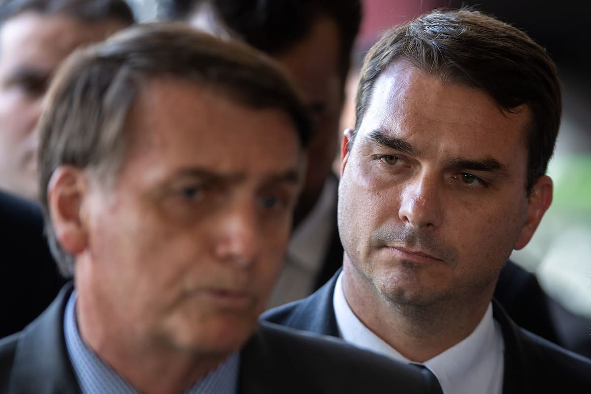 El presidente de Brasil Jair Bolsonaro y su hijo Flavio