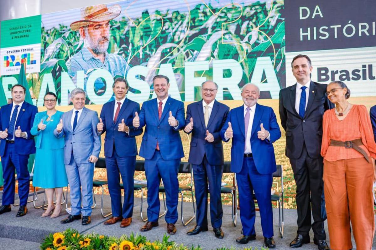 El presidente de Brasil junto a ministros y funcionarios, durante el anuncio para el agro