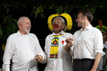 El presidente de Brasil, Luiz Inacio Lula da Silva, el líder indígena brasileño Raoni Metuktire y el presidente de Francia, Emmanuel Macron