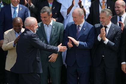 El presidente de Brasil, Luiz Inácio Lula da Silva (segundo por la izquierda), saluda al vicepresidente de Kenia, Kithure Kindiki; al presidente del Gobierno de España, Pedro Sánchez; al Taoiseach de Irlanda, Micheál Martin; y al primer ministro de los Países Bajos, Dick Schoof, durante la Cumbre del Clima COP30 de la ONU en Belém, Brasil