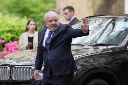 El presidente de Brasil, Luiz Inácio Lula da Silva, saluda a la prensa al llegar a Downing Street para reunirse con el primer ministro de Gran Bretaña Rishi Sunak, en Londres, el viernes 5 de mayo de 2023.
