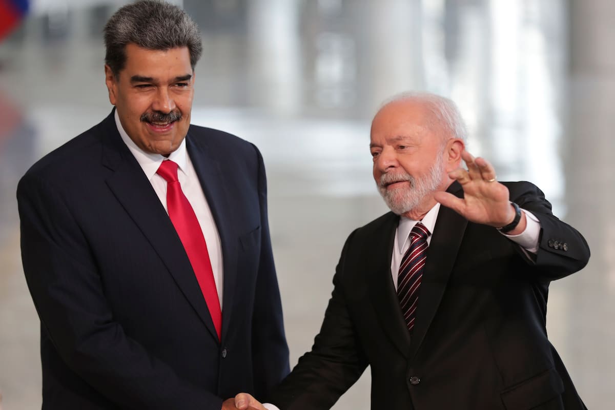 El presidente de Brasil Luiz Inácio Lula da Silva, a la derecha, estrecha la mano de su homólogo venezolano Nicolás Maduro antes de su cumbre bilateral en el palacio de Planalto, el lunes 29 de mayo de 2023, en Brasilia. (AP Foto/Gustavo Moreno)