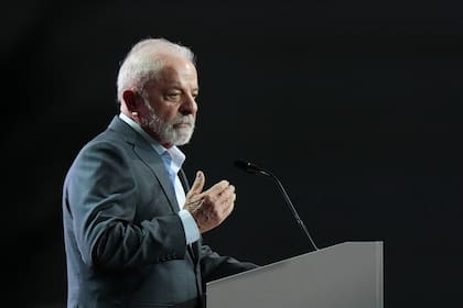 El presidente de Brasil, Luiz Inácio Lula da Silva, interviene durante una sesión plenaria en la Cumbre del Clima COP30 de la ONU, el lunes 10 de noviembre de 2025, en Belém, Brasil. (Foto AP/Fernando Llano)