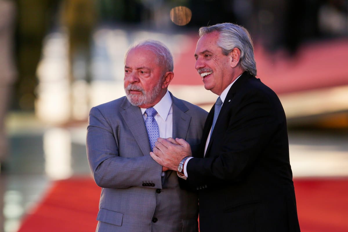 El presidente de Brasil Luiz Inácio Lula da Silva, a la izquierda, y su homólogo argentino Alberto Fernández, posan para los fotógrafos en el Palacio de Alvorada, el martes 2 de mayo de 2023, en Brasilia. (AP Foto/Gustavo Moreno)