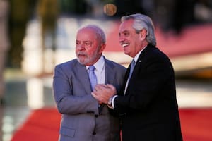 El presidente de Brasil Luiz Inácio Lula da Silva, a la izquierda, y su homólogo argentino Alberto Fernández, posan para los fotógrafos en el Palacio de Alvorada, el martes 2 de mayo de 2023, en Brasilia. (AP Foto/Gustavo Moreno)