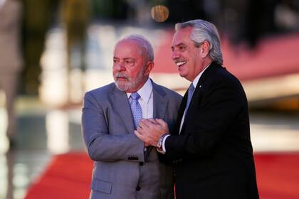 El presidente de Brasil Luiz Inácio Lula da Silva, a la izquierda, y su homólogo argentino Alberto Fernández, posan para los fotógrafos en el Palacio de Alvorada, el martes 2 de mayo de 2023, en Brasilia. (AP Foto/Gustavo Moreno)