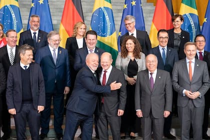 El presidente de Brasil, Luiz Inácio Lula da Silva, junto al canciller alemán, Olaf Scholz