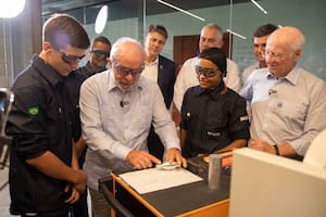 El presidente de Brasil, Luiz Inácio Lula da Silva, junto al CEO de Techint, Paolo Rocca, durante la inauguración de una escuela técnica en Santa Cruz, Río de Janeiro