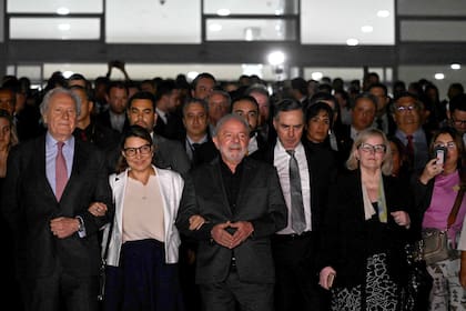 El presidente de Brasil, Luiz Inácio Lula da Silva, los gobernadores y los jueces de la Corte Suprema caminan desde el Palacio de Planalto hasta el edificio de la Corte Suprema en Brasilia