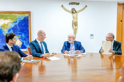 El presidente de Brasil, Luiz Inácio Lula da Silva, junto al vicepresidente senior de Mercado Libre en Brasil, Fernando Yunes