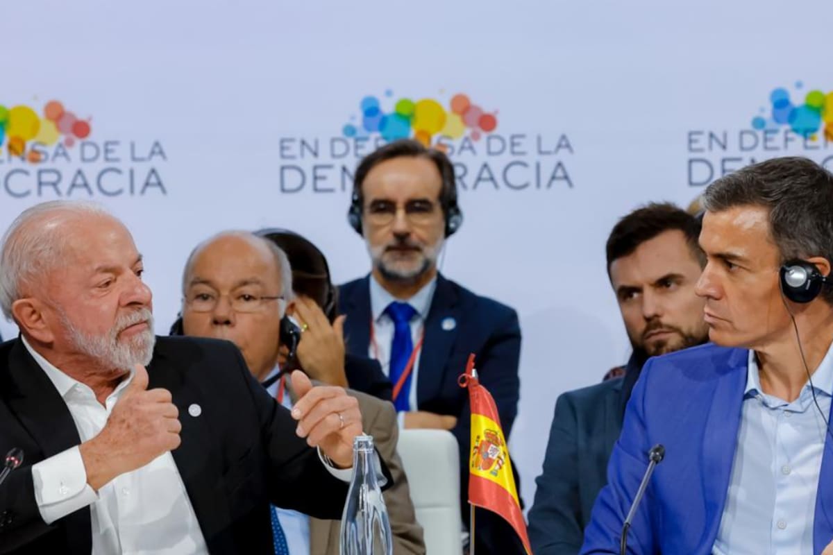 El presidente de Brasil, Luiz Inácio Lula da Silva, junto al mandatario español, Pedro Sánchez, en la Cumbre para la Democracia