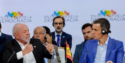El presidente de Brasil, Luiz Inácio Lula da Silva, junto al mandatario español, Pedro Sánchez, en la Cumbre para la Democracia
