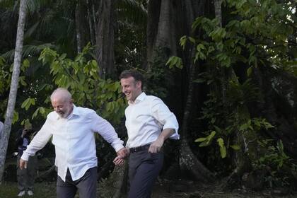El presidente de Brasil, Luiz Inácio Lula da Silva, izquierda, y el presidente francés, Emmanuel Macron, llegan a la isla Combu, cerca de Belem, estado de Pará, Brasil, el martes 26 de marzo de 2024