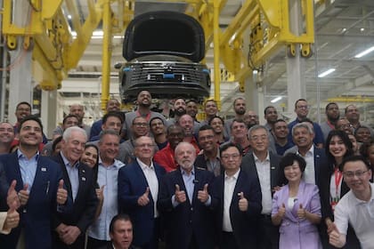 El presidente de Brasil, Luiz Inácio Lula da Silva, junto a directivos y autoridades durante la inauguración de la planta de vehículos eléctricos e híbridos de la automotriz china BYD en Camaçari, estado de Bahía, el 9 de octubre de 2025