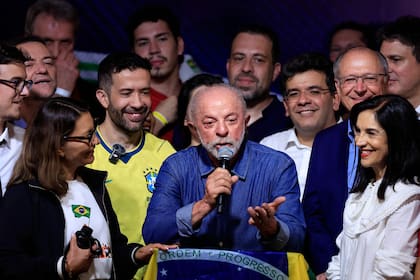 El presidente de Brasil y candidato a la reelección por el Partido de los Trabajadores (PT), Luiz Inácio Lula da Silva, reacciona junto a su esposa, la primera dama Rosangela da Silva (izquierda) y el vicepresidente Geraldo Alckmin (segundo por la derecha) tras conocer los primeros resultados de la segunda vuelta de las elecciones presidenciales