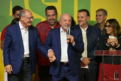 El presidente de Brasil y candidato a la reelección por el Partido de los Trabajadores (PT), Luiz Inácio Lula da Silva (C), habla con sus seguidores acompañado por el vicepresidente Geraldo Alckmin (I) tras conocerse los resultados parciales de las elecciones presidenciales en São Paulo, Brasil, el 4 de octubre de 2026