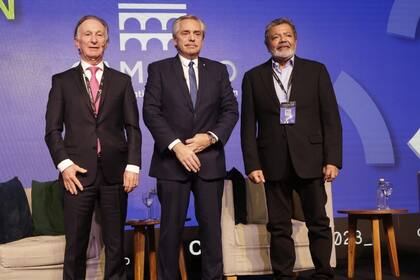 El presidente de Camarco, Gustavo Weiss, junto al presidente Alberto Fernández y el titular de la Uocra, Gerardo Martínez, en la convención anual de la cámara el mes pasado.