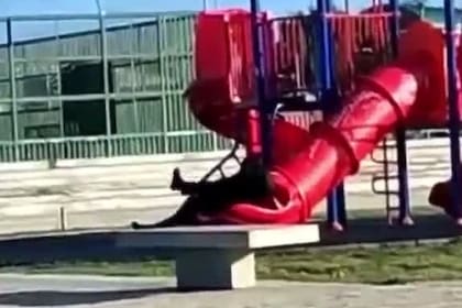 El presidente de Chile, Gabriel Boric, atrapado en un tobogán