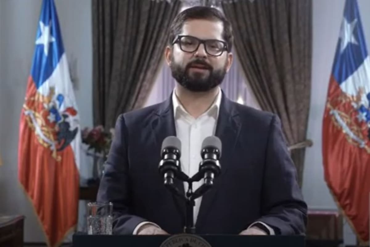 El presidente de Chile, Gabriel Boric, durante la cadena nacional tras el triunfo del "rechazo"